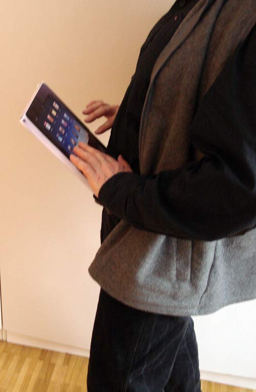 iPad vor dem Bauch